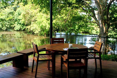 kalundewa-retreat-dining-by-the-lake2